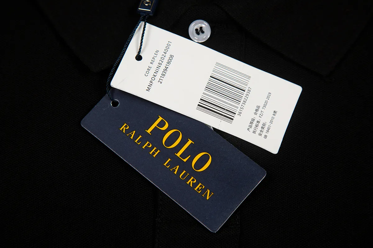 P200 White background picture [Evergreen all year round] Style number: 25101# (on sale all year round) Color: black white label/black red label/navy blue white label/navy blue red label/white/pink/grey Size: S to Pearlescent buttons on white background ✅ - The placket chiffon film is professionally processed ✅ -Ralph Lauren's classic Malaysian logo Polo｜Unlock the British retro sports style. Use 220g heavy double-sided piqué cotton to create a tall silhouette. The iconic Malaysian embroidery logo interprets American origin. The solid color system can easily control formal and casual scenes.